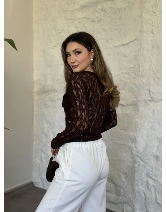 Yakası ve önü aksesuar detaylı dantelli bluz kahve