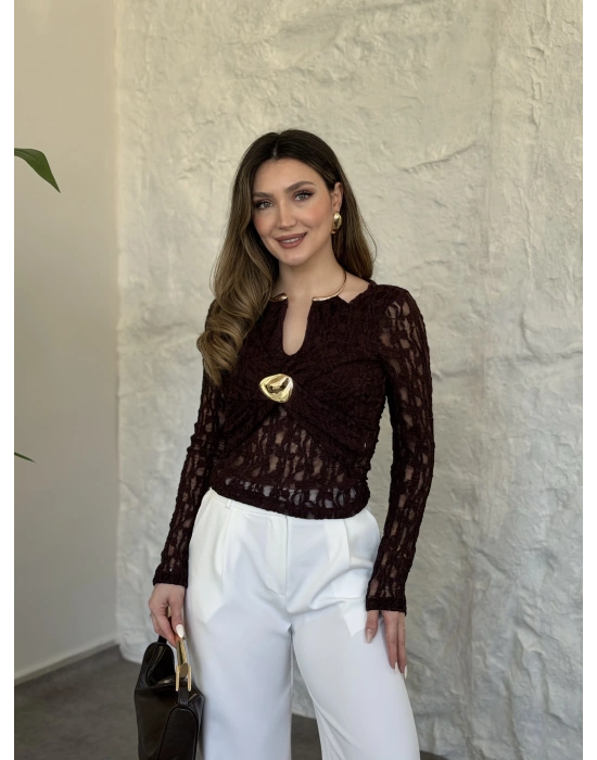 Yakası ve önü aksesuar detaylı dantelli bluz kahve