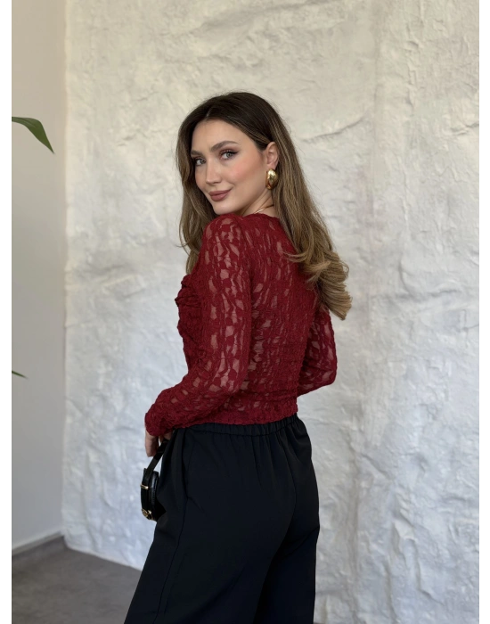 Yakası ve önü aksesuar detaylı dantelli bluz bordo