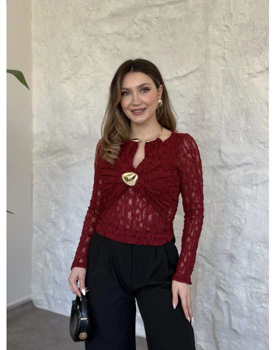 Yakası ve önü aksesuar detaylı dantelli bluz bordo