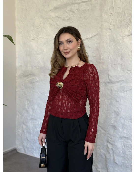 Yakası ve önü aksesuar detaylı dantelli bluz bordo