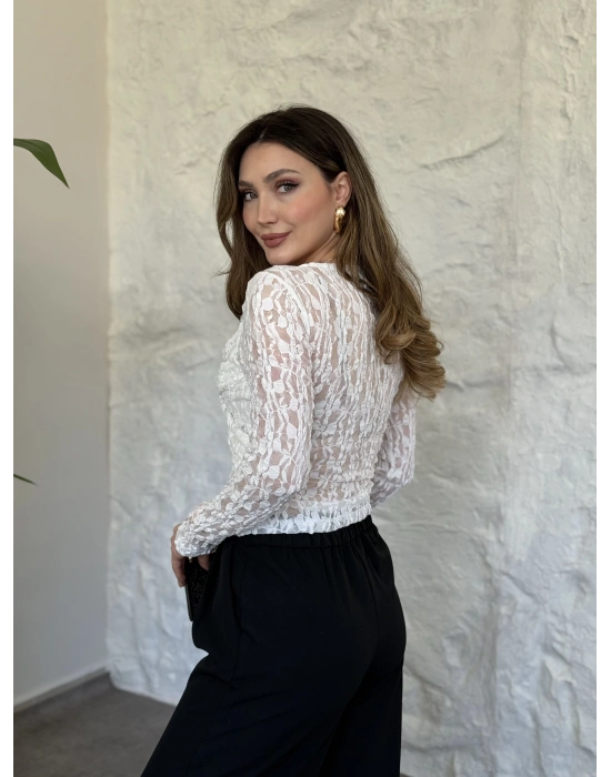 Yakası ve önü aksesuar detaylı dantelli bluz beyaz