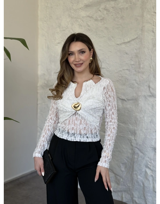 Yakası ve önü aksesuar detaylı dantelli bluz beyaz