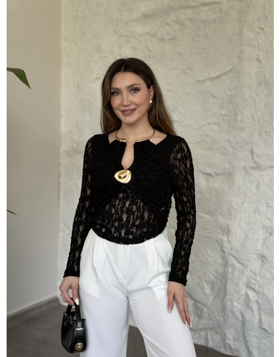 Yakası ve önü aksesuar detaylı dantelli bluz siyah