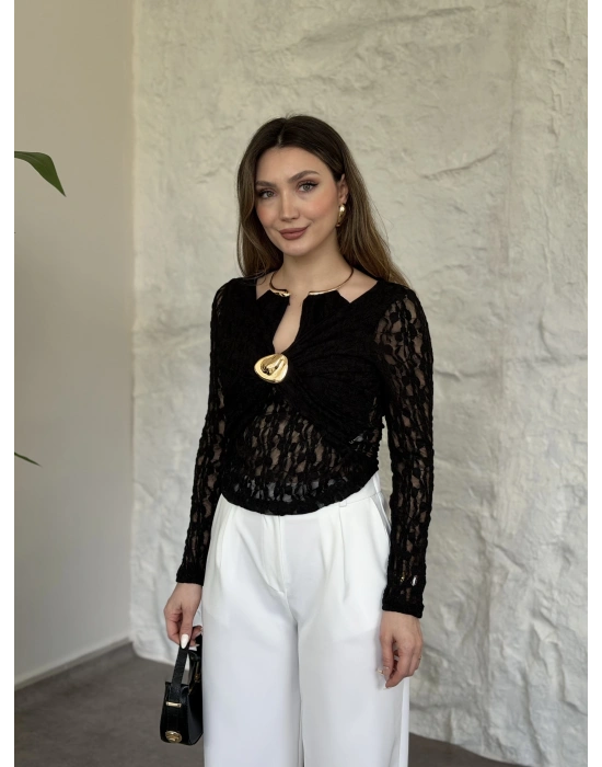 Yakası ve önü aksesuar detaylı dantelli bluz siyah