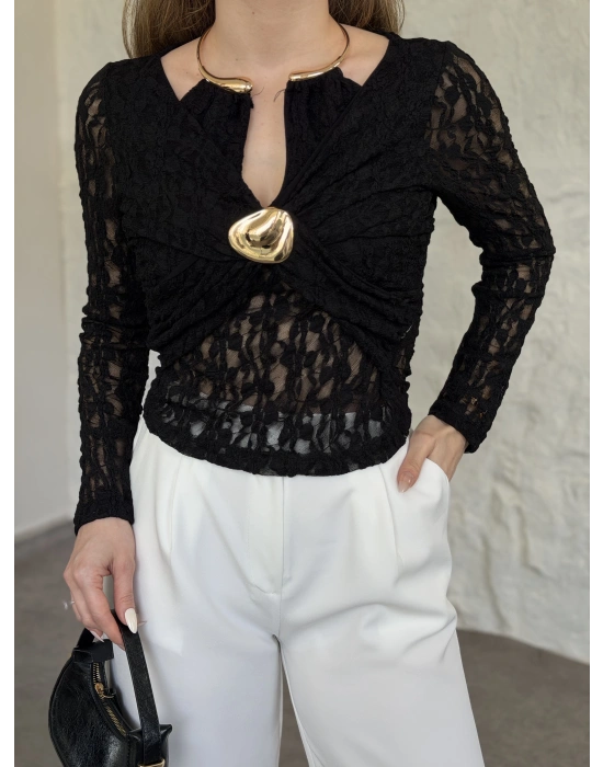 Yakası ve önü aksesuar detaylı dantelli bluz siyah