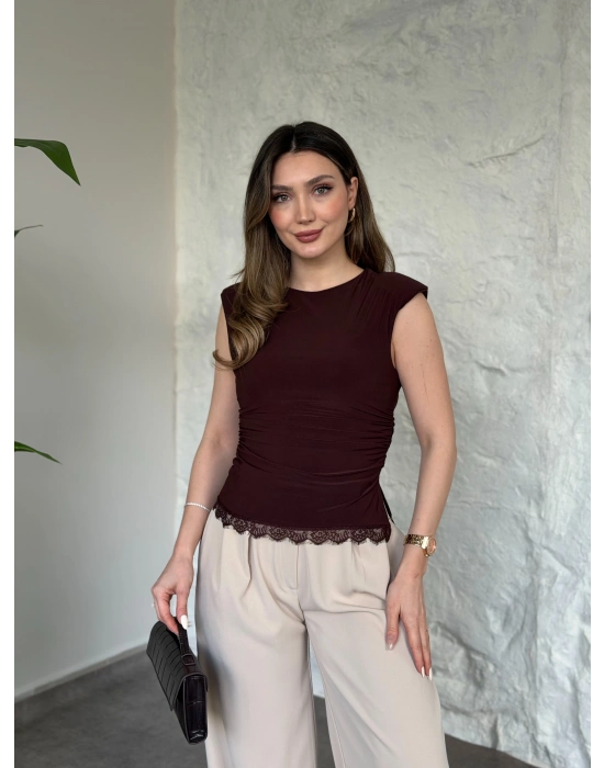 Vatkali beli büzgülü dantel detaylı bluz kahve