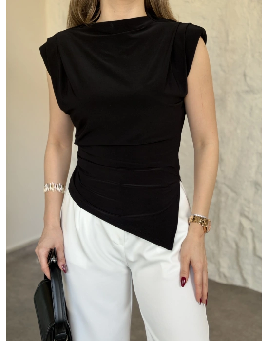 Vatkalı pileli asimetrik bluz siyah