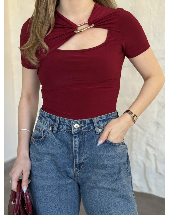 Yaka dekolte ve toka detaylı bluz bordo