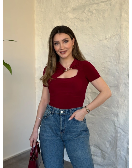 Yaka dekolte ve toka detaylı bluz bordo