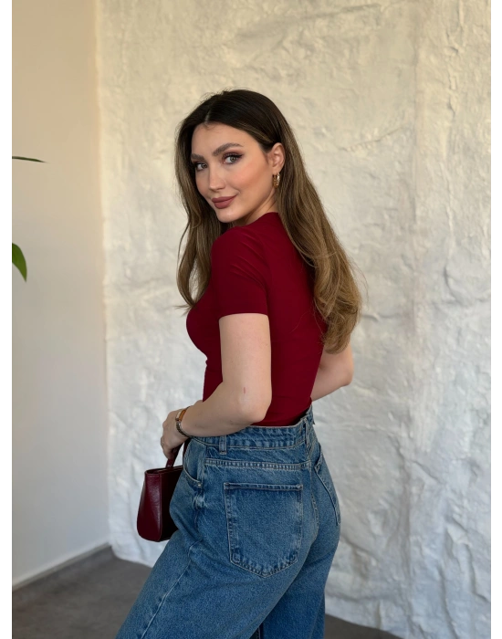Yaka dekolte ve toka detaylı bluz bordo