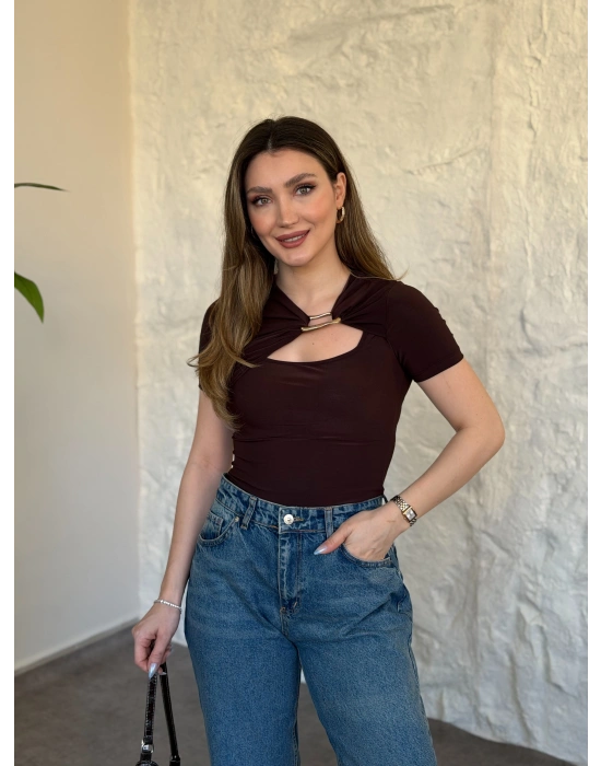 Yaka dekolte ve toka detaylı bluz kahve