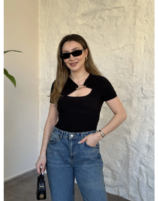 Yaka dekolte ve toka detaylı bluz siyah