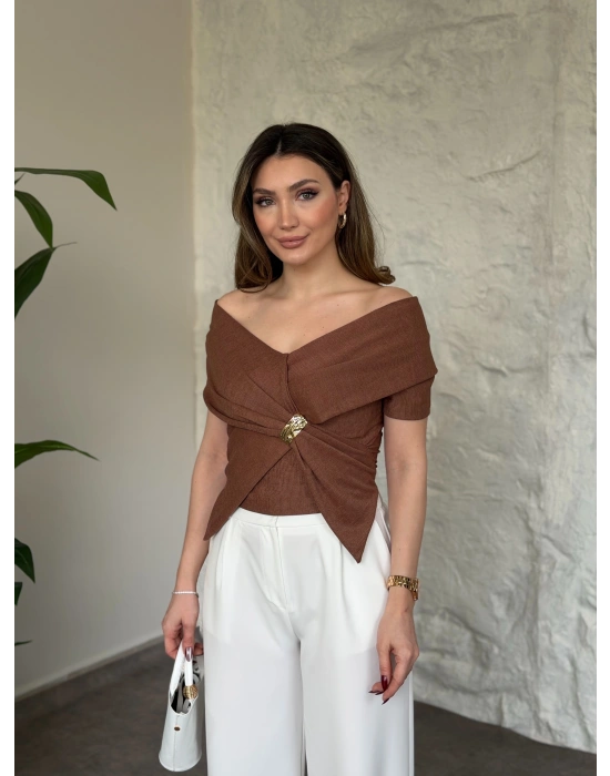 Kayık yaka toka detaylı bluz kahve