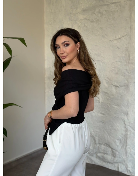 Kayık yaka toka detaylı bluz siyah