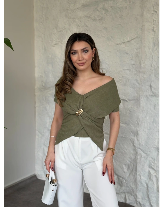 Kayık yaka toka detaylı bluz yeşil