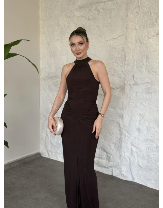 Halter yaka büzgü ve yırtmaç detaylı elbise kahve