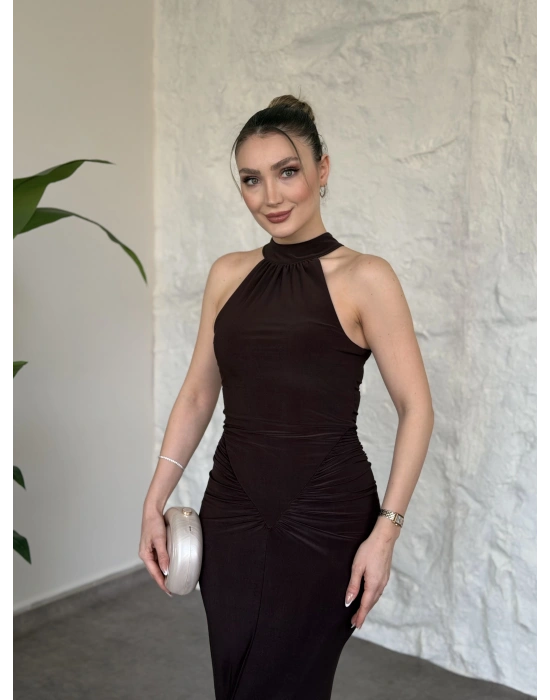 Halter yaka büzgü ve yırtmaç detaylı elbise kahve