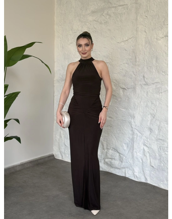 Halter yaka büzgü ve yırtmaç detaylı elbise kahve