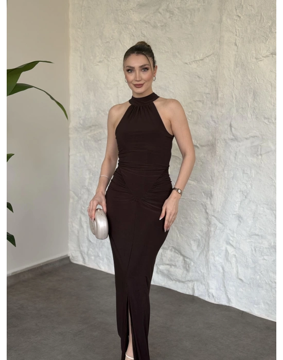 Halter yaka büzgü ve yırtmaç detaylı elbise kahve