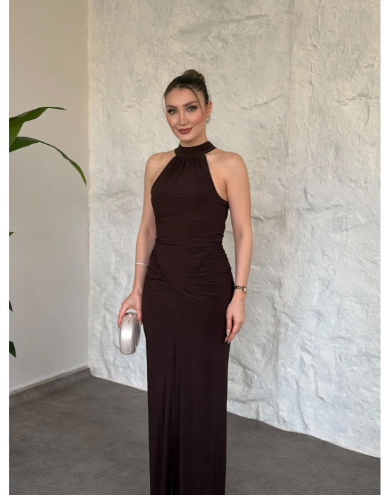 Halter yaka büzgü ve yırtmaç detaylı elbise kahve