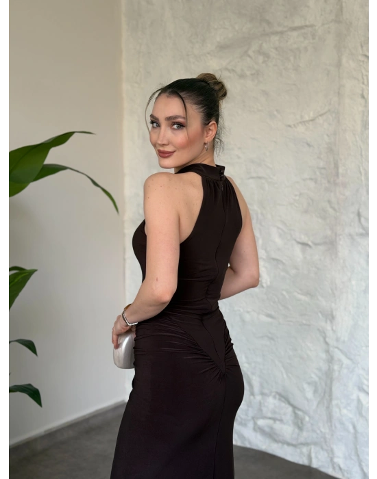 Halter yaka büzgü ve yırtmaç detaylı elbise kahve