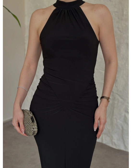 Halter yaka büzgü ve yırtmaç detaylı elbise siyah