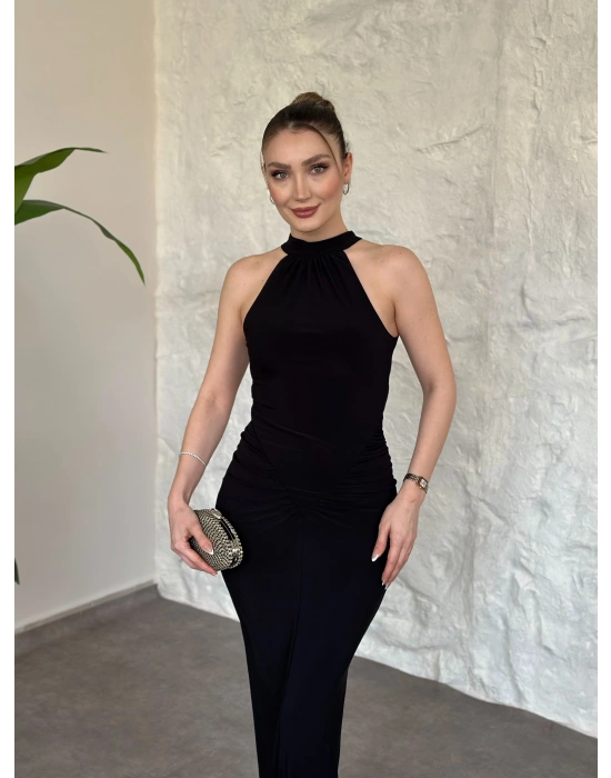 Halter yaka büzgü ve yırtmaç detaylı elbise siyah