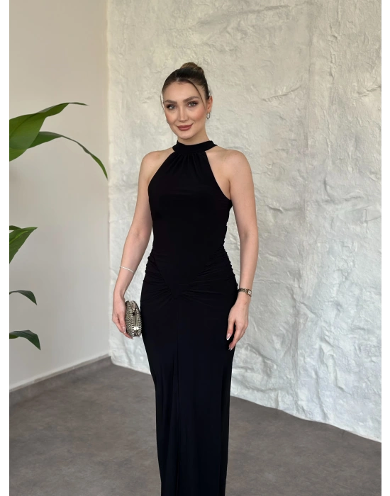 Halter yaka büzgü ve yırtmaç detaylı elbise siyah