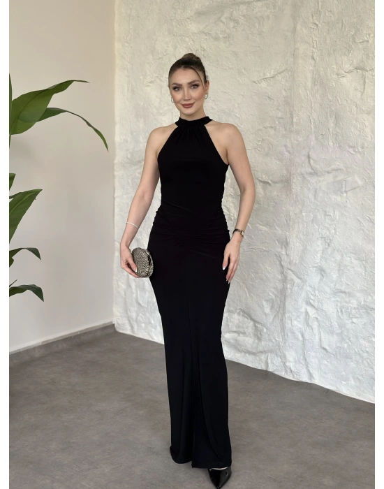 Halter yaka büzgü ve yırtmaç detaylı elbise siyah