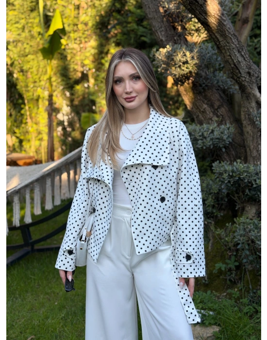 Puantiyeli yakalı astarlı kısa trenç beyaz