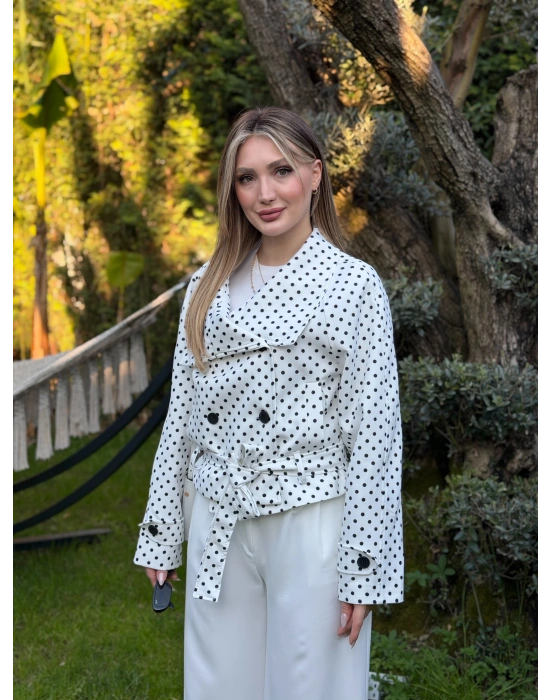 Puantiyeli yakalı astarlı kısa trenç beyaz