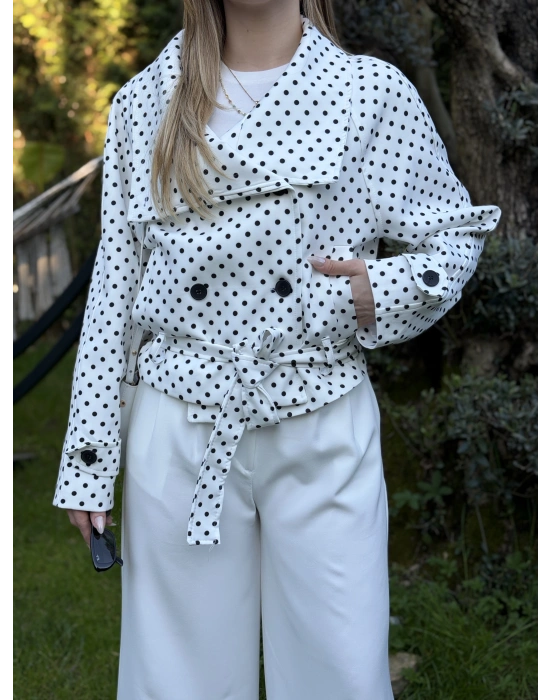 Puantiyeli yakalı astarlı kısa trenç beyaz