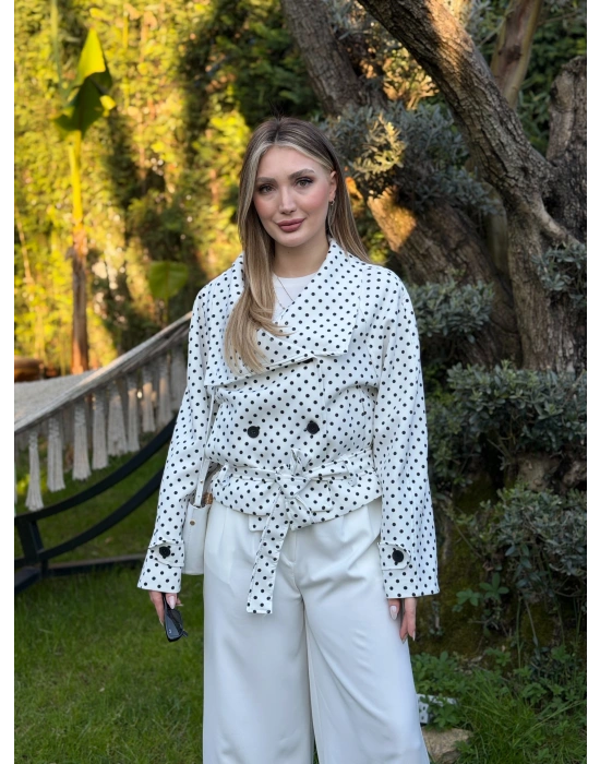 Puantiyeli yakalı astarlı kısa trenç beyaz