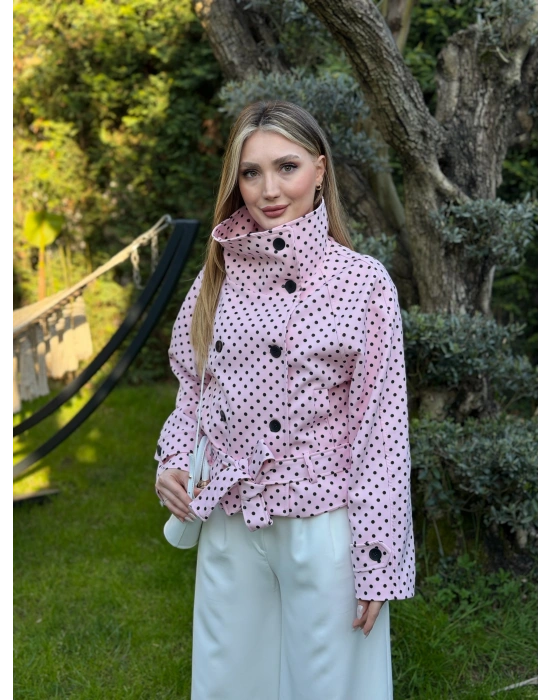 Puantiyeli yakalı astarlı kısa trenç pembe