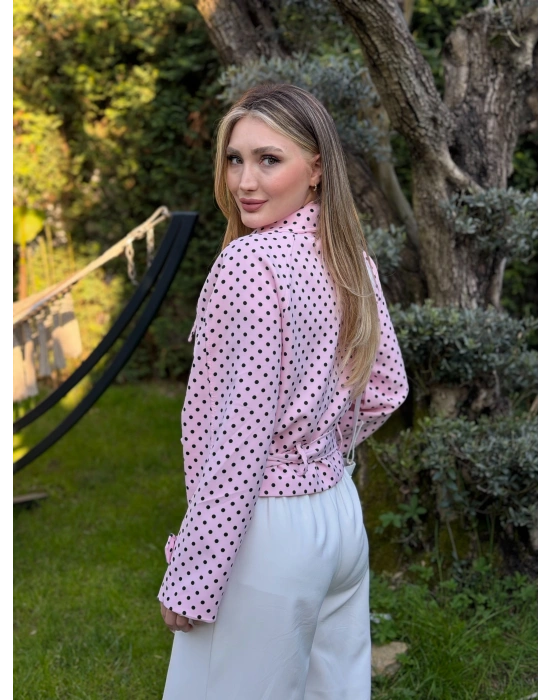 Puantiyeli yakalı astarlı kısa trenç pembe