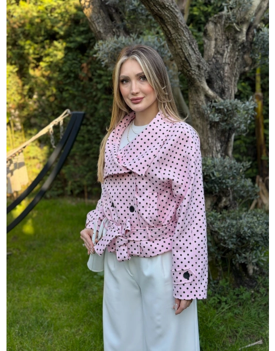 Puantiyeli yakalı astarlı kısa trenç pembe