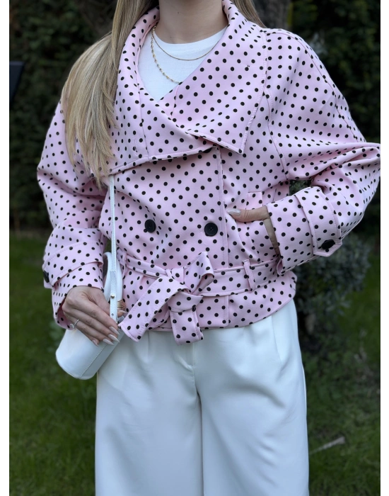 Puantiyeli yakalı astarlı kısa trenç pembe