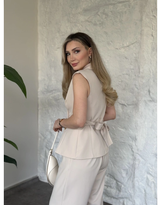 Beli drape detaylı gold düğmeli kuşaklı takım krem