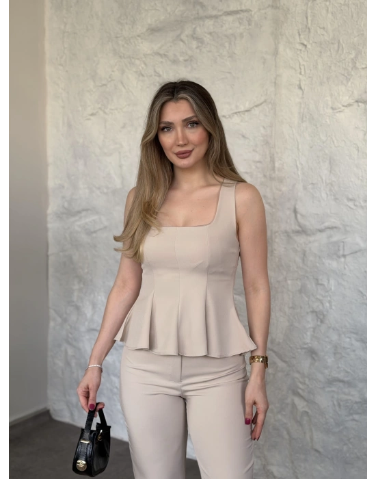 Kare yaka oturan volanlı takım krem