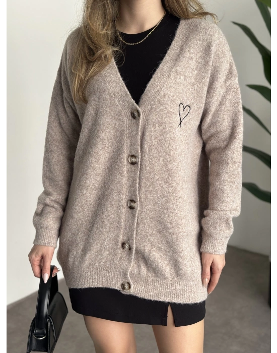 Ara boy kalp nakışlı yumuşak dokulu triko hırka bej