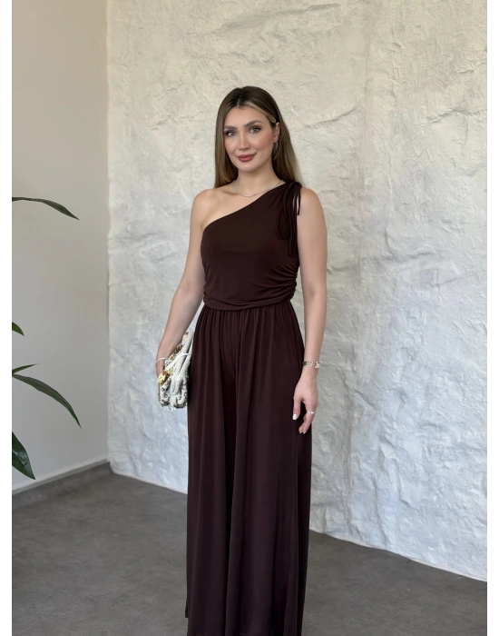 Beli lastikli omuzu büzgülü tek omuz tulum kahve