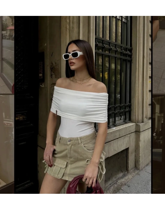 büzgülü ve toka detay kayık yaka bluz beyaz