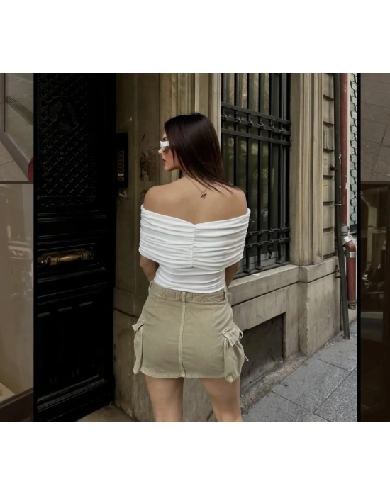 büzgülü ve toka detay kayık yaka bluz beyaz