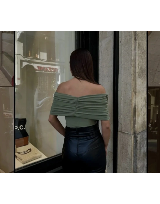 büzgülü ve toka detay kayık yaka bluz yeşil