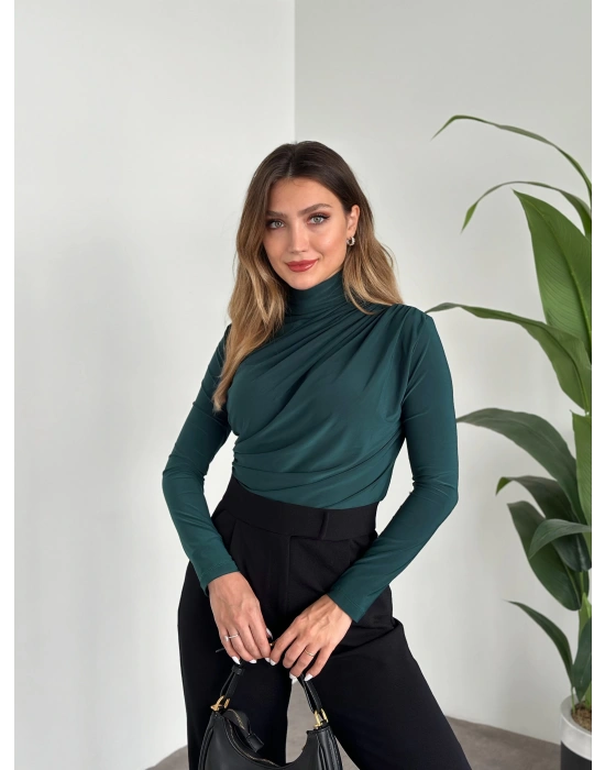 Dik yaka omuzu ve beli büzgülü bluz zümrüt yeşili