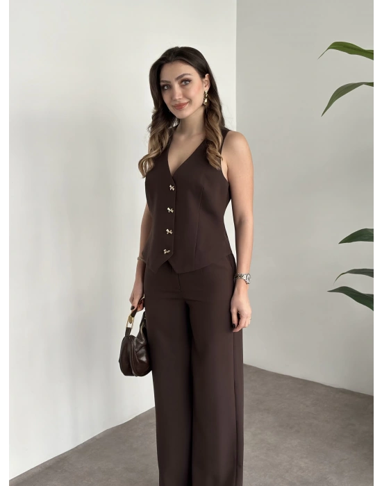Düğme detaylı yelekli takım kahve