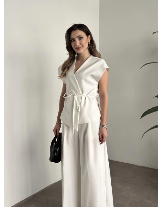 Gizli düğme ve belinden bağcıklı yelekli takım beyaz