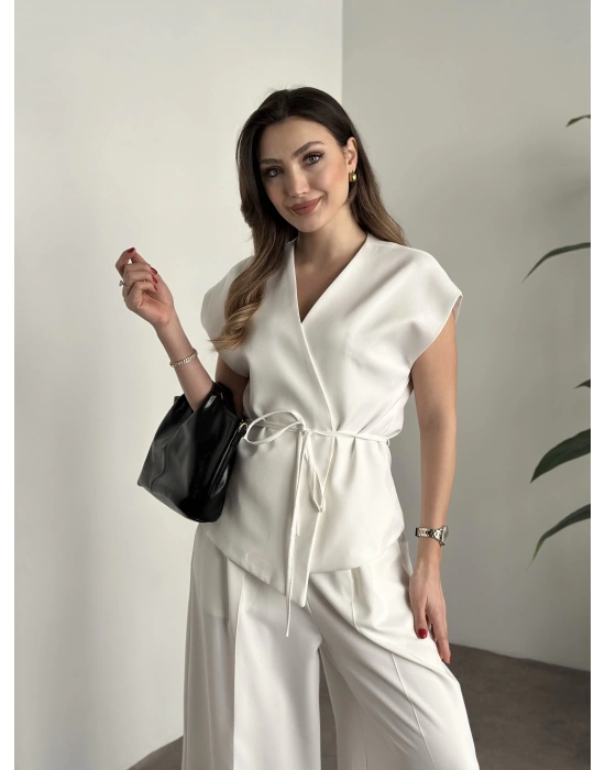 Gizli düğme ve belinden bağcıklı yelekli takım beyaz