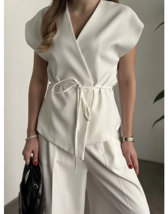Gizli düğme ve belinden bağcıklı yelekli takım beyaz
